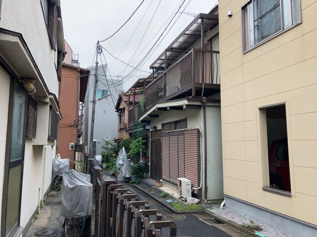東京都板橋区栄町の木造2階建て家屋解体工事前の様子です。
